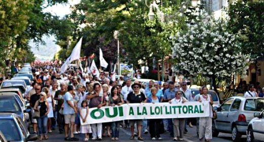 Manifestation pour la loi Littoral